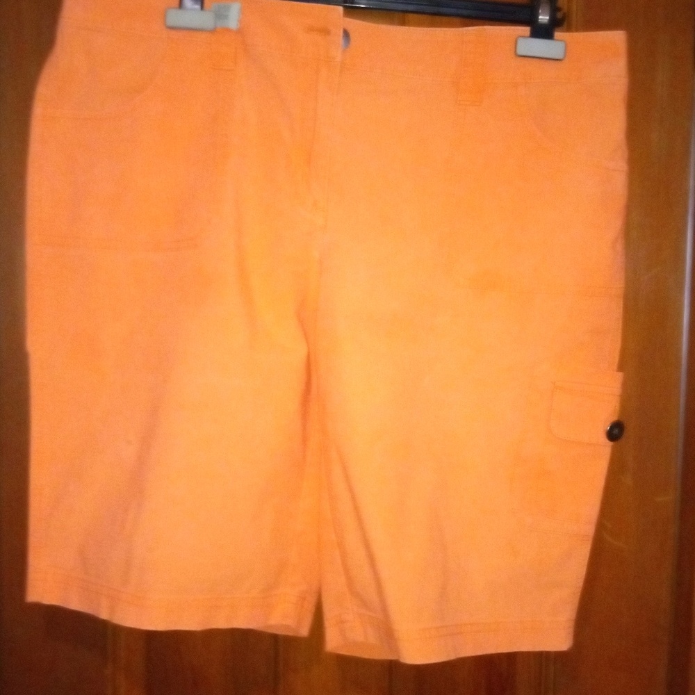 CHICOS. SIZE 2 SHORT CLEARANCE  2 BLEMISHES IN FRONT 1 IN BACK